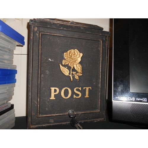 8 - Post box with keys