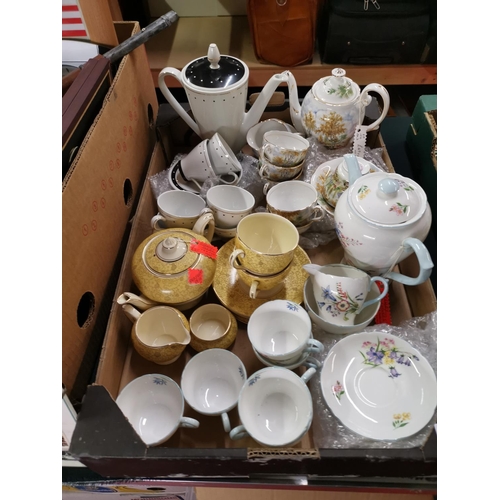 102 - Box of vintage tea and coffee set