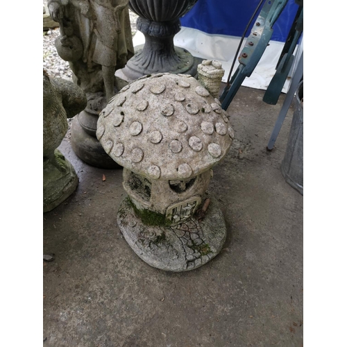 191 - Garden toad stool house