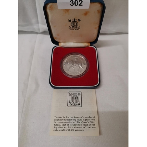 302 - 1977 Royal Mint silver proof crown- cased with certificate of authentication