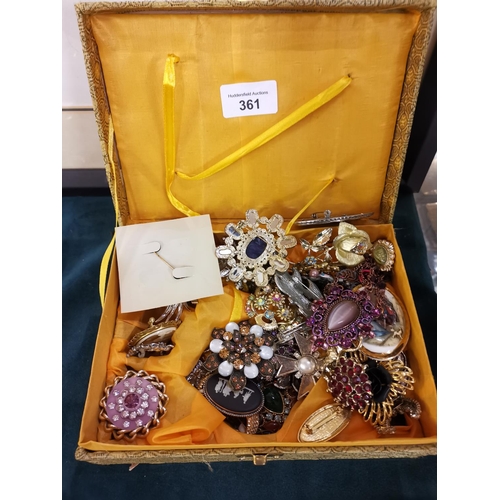 361 - Large selection of vintage brooches