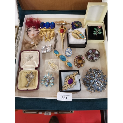 361 - Large selection of vintage brooches etc