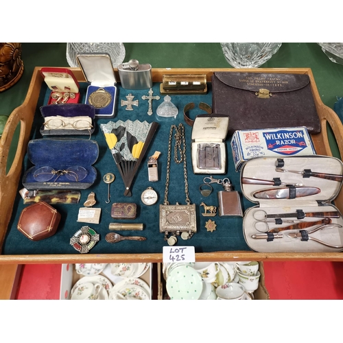 425 - Tray of mixed collectables