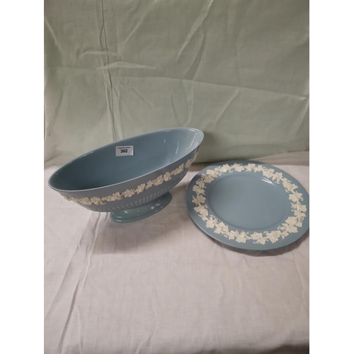 302 - Wedgewood Queensware centrepiece bowl and plate