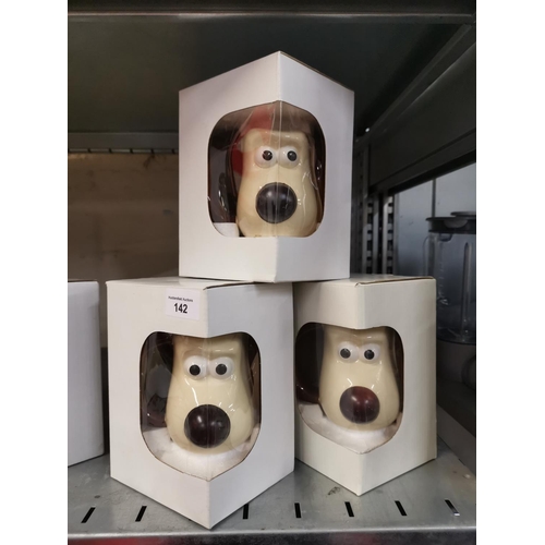 142 - Hand painted Wallace and Grommit mugs x3