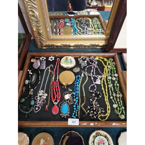 227 - Tray of mixed jewellery and compacts etc