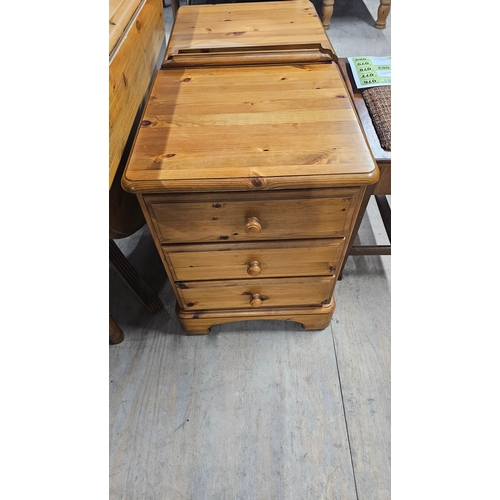 91 - Pair of Beautiful Pine Bedside Drawers, Excellent Condition