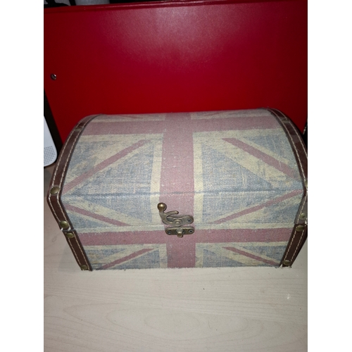 68 - Shabby Chic Vintage Looking Wooden Treasure Union Jack Box. Approx 23cm x 18cm