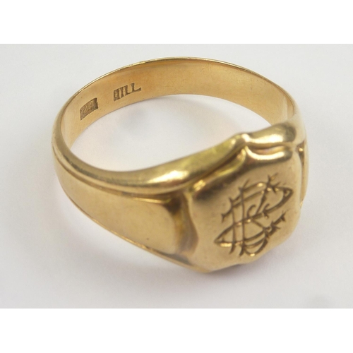 28 - Gold signet ring, monogrammed '22ct'. Size 'S'.