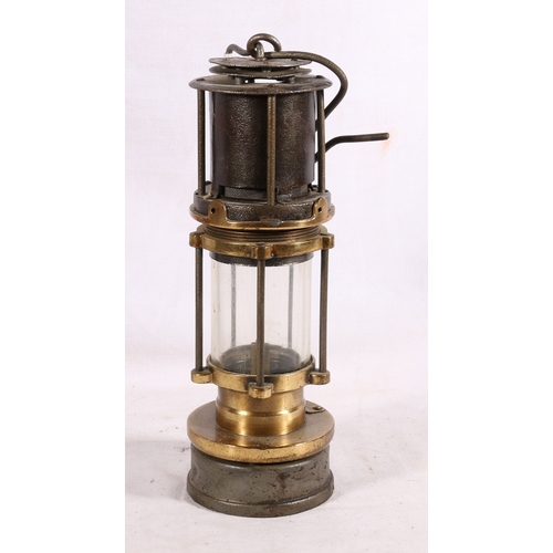 227 - Patterson Lamps Limited of Felling-On-Tyne type HCP miners safety lamp