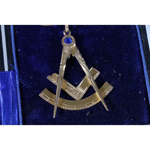 494 - 9ct gold Masonic jewel for Portobello lodge number 226 with inscription 