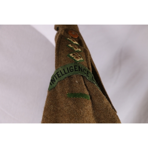 630 - Army unifrom dress khaki jacket or tunic with Intelligence Corps cloth shoulder title badges and med... 