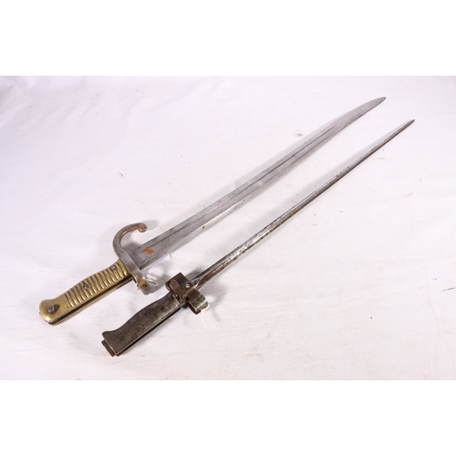 372 - French 1866 pattern sword bayonet with yataghan T form blade and brass grip and a French 1886/15 pat... 