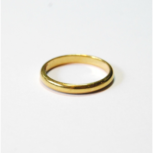 132 - 18ct gold band ring, 3.3g, size Q.