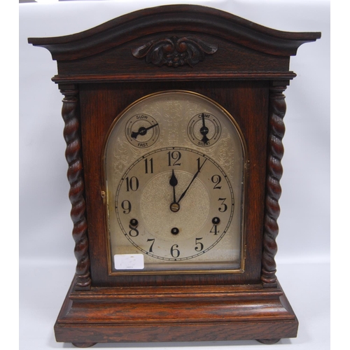 159 - Oak cased mantel clock with arched pediment over etched arched face, Roman numerals, flanked by barl... 