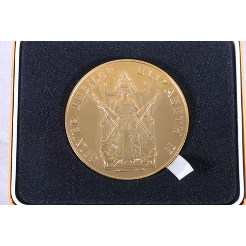 300 - UNITED KINGDOM Elizabeth II official silver jubilee medal struck in gilded bronze, 5.8cm diameter in... 