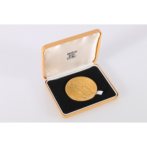 300 - UNITED KINGDOM Elizabeth II official silver jubilee medal struck in gilded bronze, 5.8cm diameter in... 