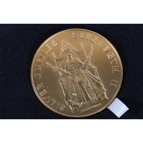 300 - UNITED KINGDOM Elizabeth II official silver jubilee medal struck in gilded bronze, 5.8cm diameter in... 