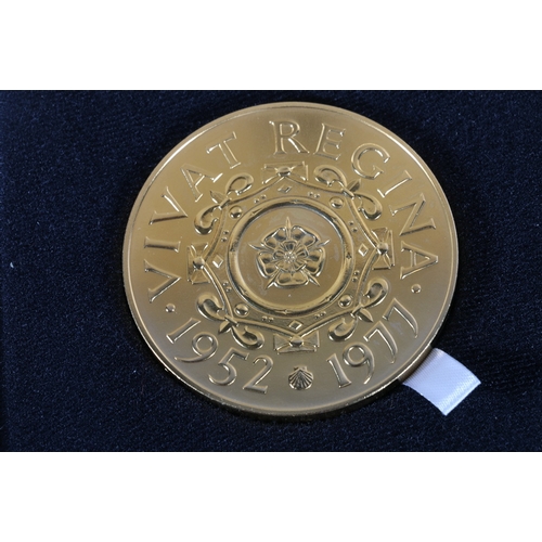 300 - UNITED KINGDOM Elizabeth II official silver jubilee medal struck in gilded bronze, 5.8cm diameter in... 