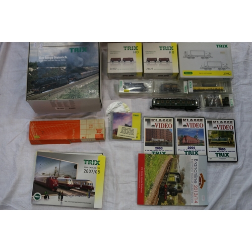 64 - Trix HO scale model railways rolling stock including 24202 set of twelve cars, 24080, 24078, 24045, ... 