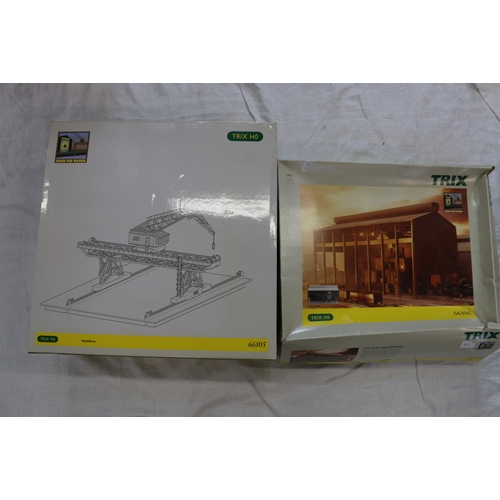 65 - Trix HO gauge model railways 66106 Top Blown Steel Converter kit and 66105 Gantry Crane, both boxed,... 