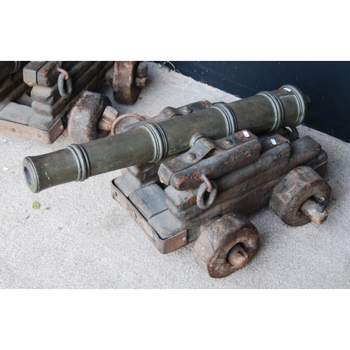 546 - Pair of French iron cannons, each with carriage, 100cm long and 46cm high.