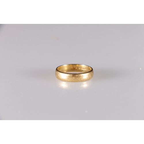 93 - 18ct yellow gold plain wedding band ring by maker MP, ring size S, 5.2g