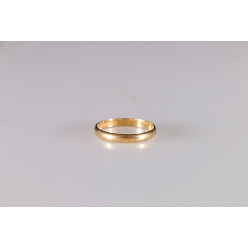 94 - 18ct yellow gold plain wedding band ring by maker L&W ring size Q, 2.18g