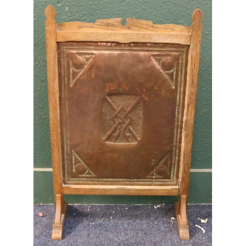 530 - Arts and Crafts hammered copper Glasgow School fire screen with oak frame, 92cm tall