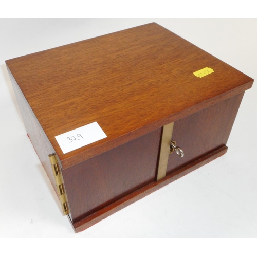 204 - Small coin cabinet in oak. 8 drawers. 21.5cm x 17.5cm x 17cm.