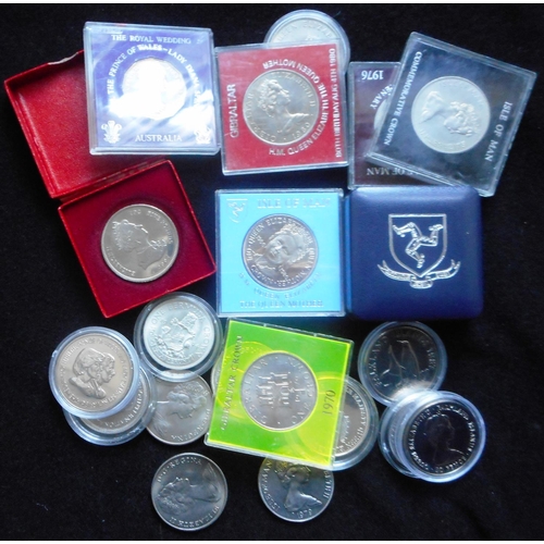 235 - Bermuda. Crown. 1964. Silver. Also collection of crown sized coins including I.O.M., Falkland Island... 