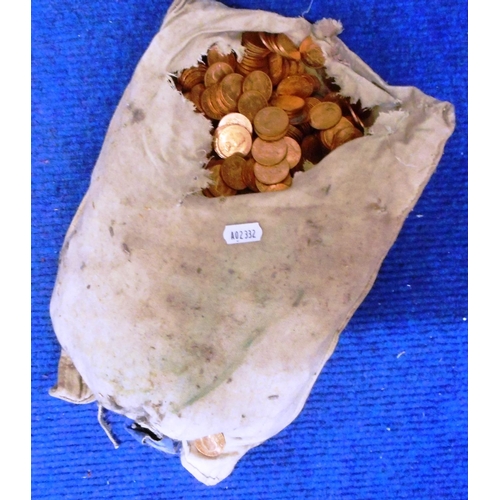 263 - Large bag of uncirculated halfpennies.