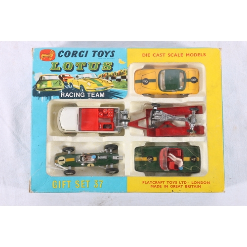 1 - Corgi Toys diecast gift set 37 Lotus Racing Team with Lotus Climax Formula 1 racing car, Lotus Elan ... 