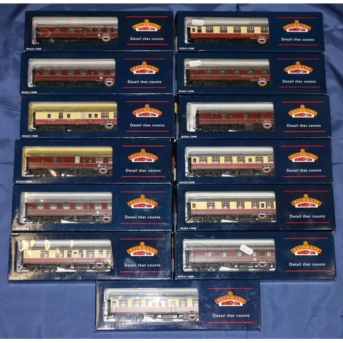 33 - Bachmann Branchline OO gauge model railways coaches including 39-026, 39-027, 39-051, 39-052, 39-076... 