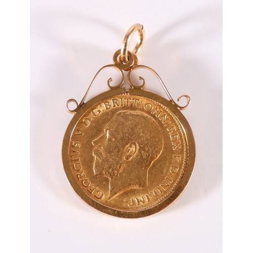 431 - UNITED KINGDOM George V (1910-1936) gold half sovereign 1913 S4006 in 9ct gold pendant mount, 4.95g ... 