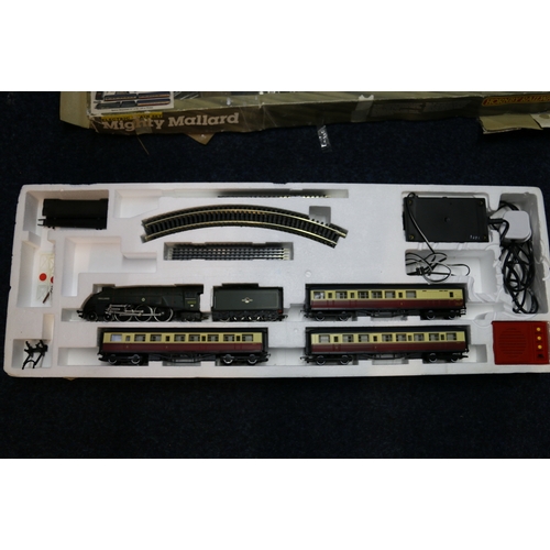 158 - Hornby OO gauge model railways electric train set R879 Mighty Mallard with 4-6-2 Mallard tender loco... 