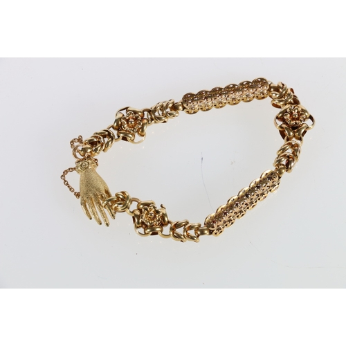 89 - Unhallmarked yellow metal bracelet with pierced baton and clustered ring links having hand closure, ... 