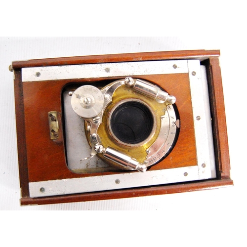 カメラ　アンティーク　1890年　London Shew Xit Shew & Co 'The Xit' camera, and leather case.