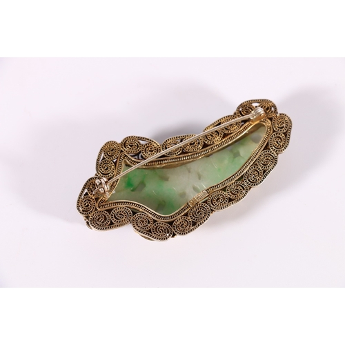 370 - Chinese carved jade brooch depicting a bird and a flower set in a silver gilt wire work mount, 6.5cm... 