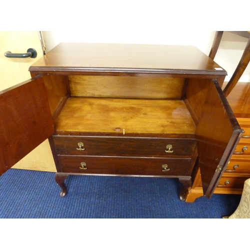 116 - Mahogany cocktail cabinet raised on cabriole supports