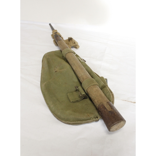 87 - WW2 British entrenching tool with 1944 No4 MkII spike bayonet and 1942 Hillington Spade attachment. ... 