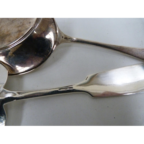 62 - Silver fiddle pattern cake slice and a silver crumb scoop (2)