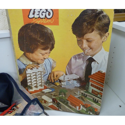 82 - Large quantity of vintage Lego, circa 1970