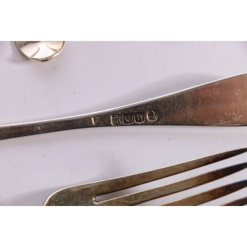 31 - Set of seven George IV silver oar pattern table spoons and twelve matching table forks, makers mark ... 