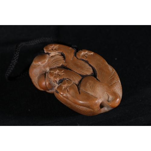 356 - A carved wooden netsuke depicting a sleeping monkey, 6acm, unsigned, 68mm, Taisho/Showa