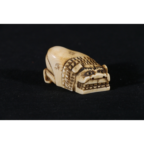 362 - Ivory netsuke of a kneeling man wearing a dragon mark, signed, 45mm, 25g.