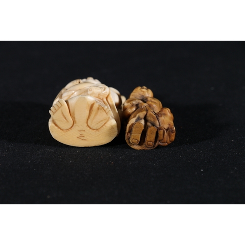 365 - Small carved ivory netsuke of an old woman with a dog by her side, 4cm, Meiji, and an ivory netsuke ... 