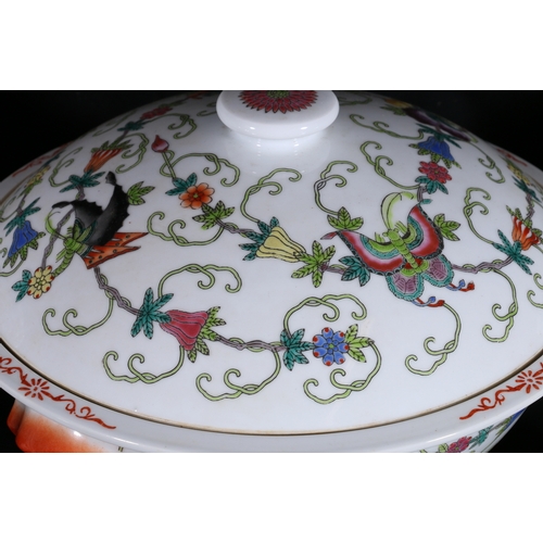 402 - Chinese dinner set decorated with fruits, flowers and butterflies comprising 12 dinner plates, 12 so... 