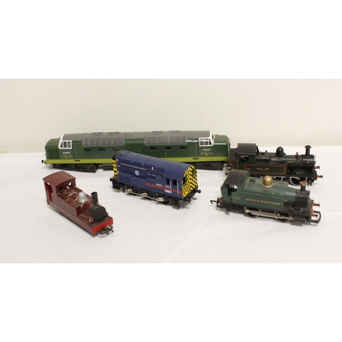 342 - Collection of vintage model railway engines and carriages, all play worn with some damages, various ... 