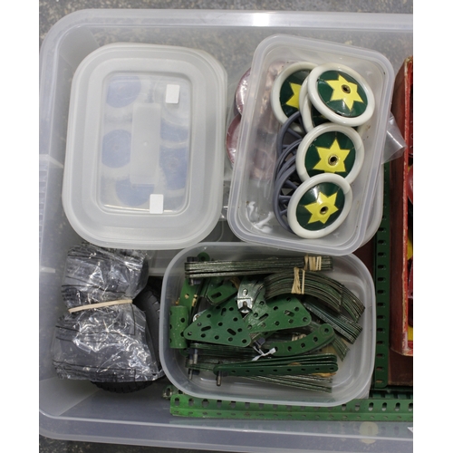 305D - Plastic container of vintage Meccano to include wheels, gears and braces.